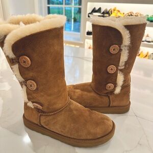 UGG Bailey button suede sheepskin Boots, Size 5 US.
